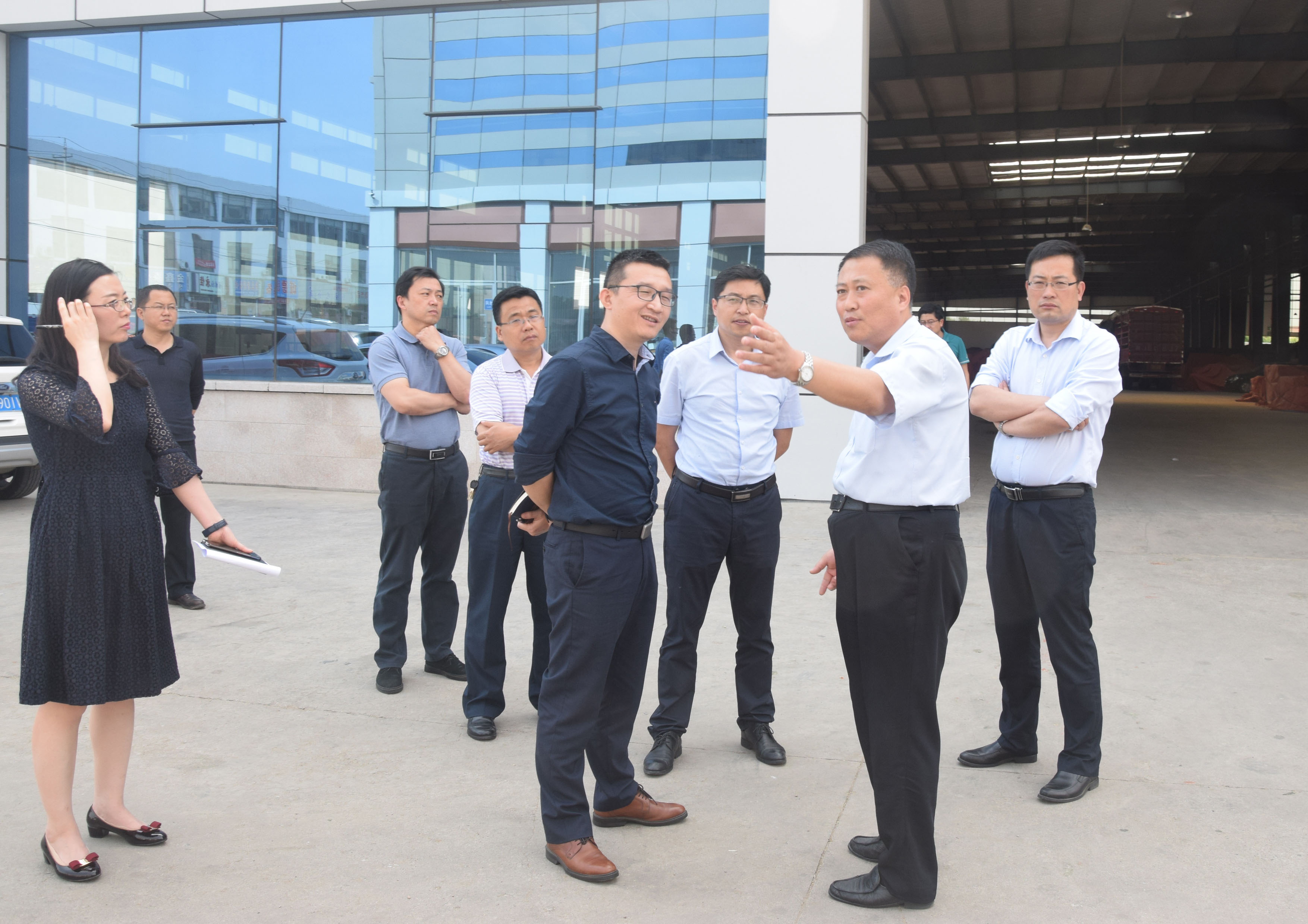 深圳市宝能物流集团有限公司投资中心投资总监胡海一行莅临城阳批发