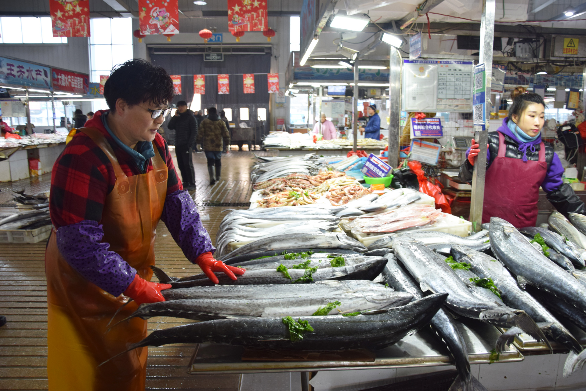 东海开渔后，探访浙江海鲜市场，梭子蟹卖75元一斤，好像也不便宜_象山