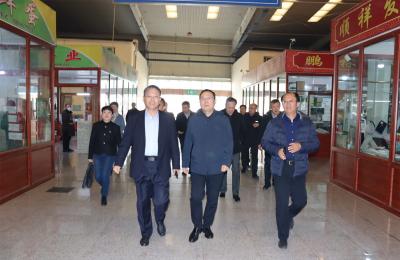 城阳区委常委、区政府副区长夏英平莅临城阳批发市场调研纳统工作