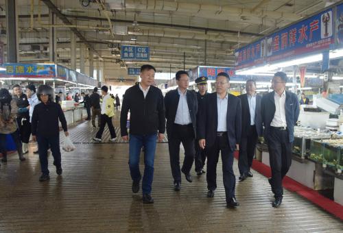 城阳区政府副区长陆兆纲莅临城阳批发市场督导旅游消费市场秩序监督检查工作